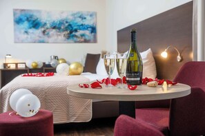 Brankas, tirai kedap cahaya, kedap suara, dan tempat tidur bayi gratis