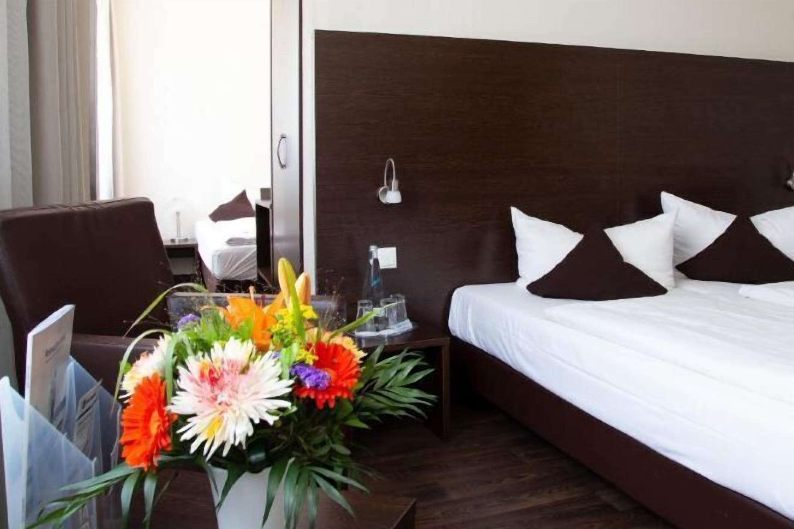 Zimmersafe, Verdunkelungsvorhänge, schallisolierte Zimmer