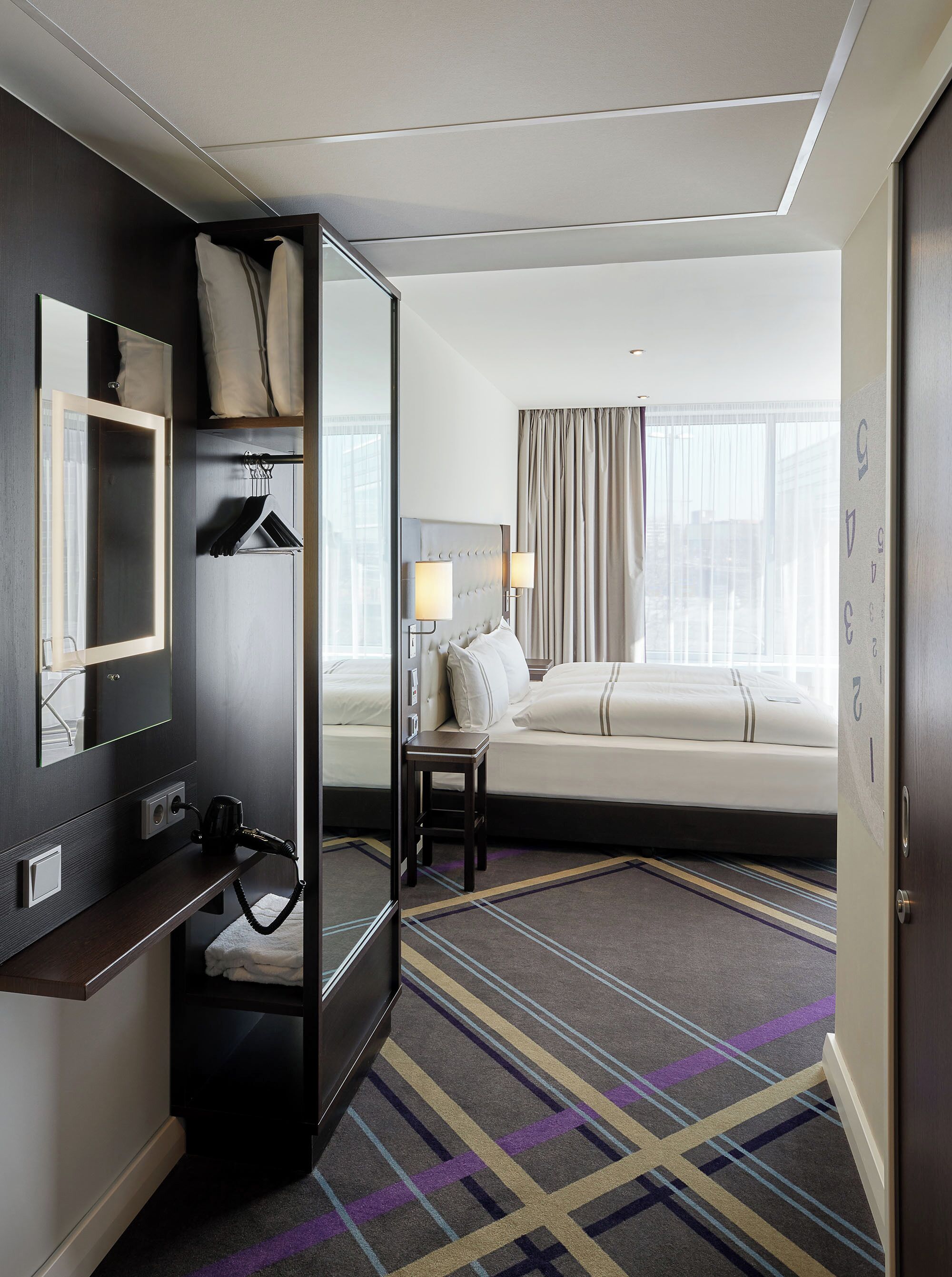 Standard-dobbeltværelse - brusekabine med kørestolsadgang | Pengeskab på værelset, mørklægningsgardiner, lydisolering