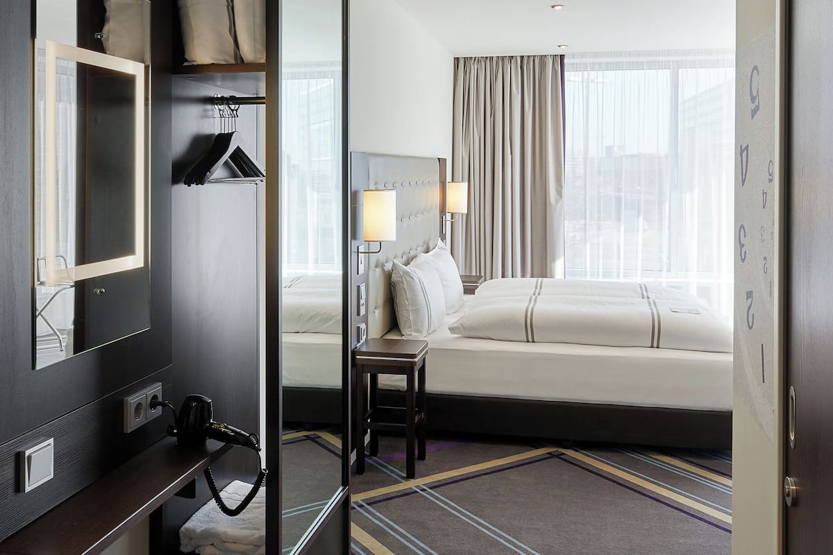 Kahden hengen standard-huone, pyörätuolille soveltuva suihku | Tallelokero huoneessa, pimennysverhot, äänieristys