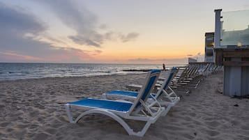 Sulla spiaggia, teli da spiaggia, pallavolo