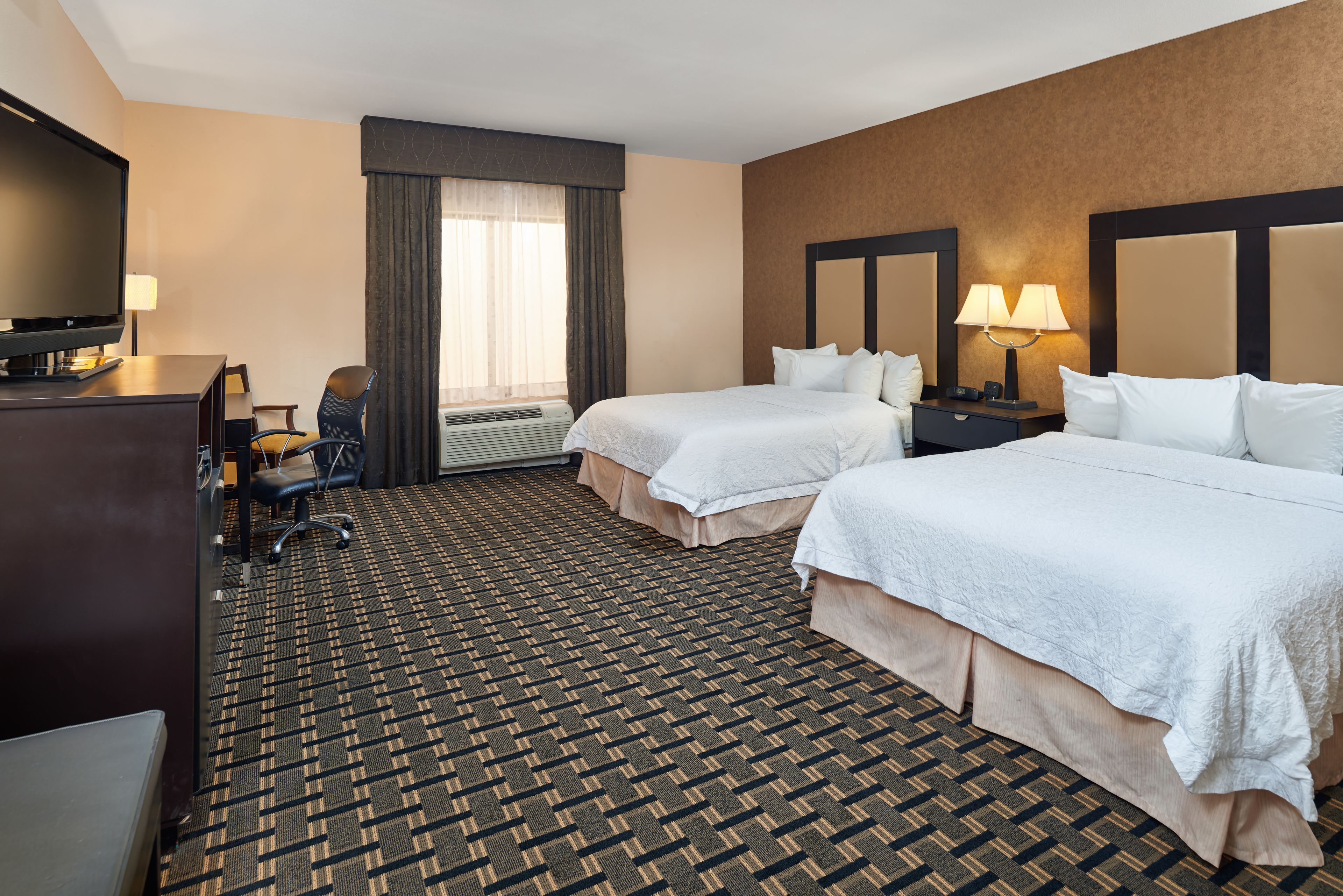 客房, 2 張加大雙人床, 無障礙, 非吸煙房 | 房內夾萬、書桌、手提電腦工作空間、熨斗/熨衫板