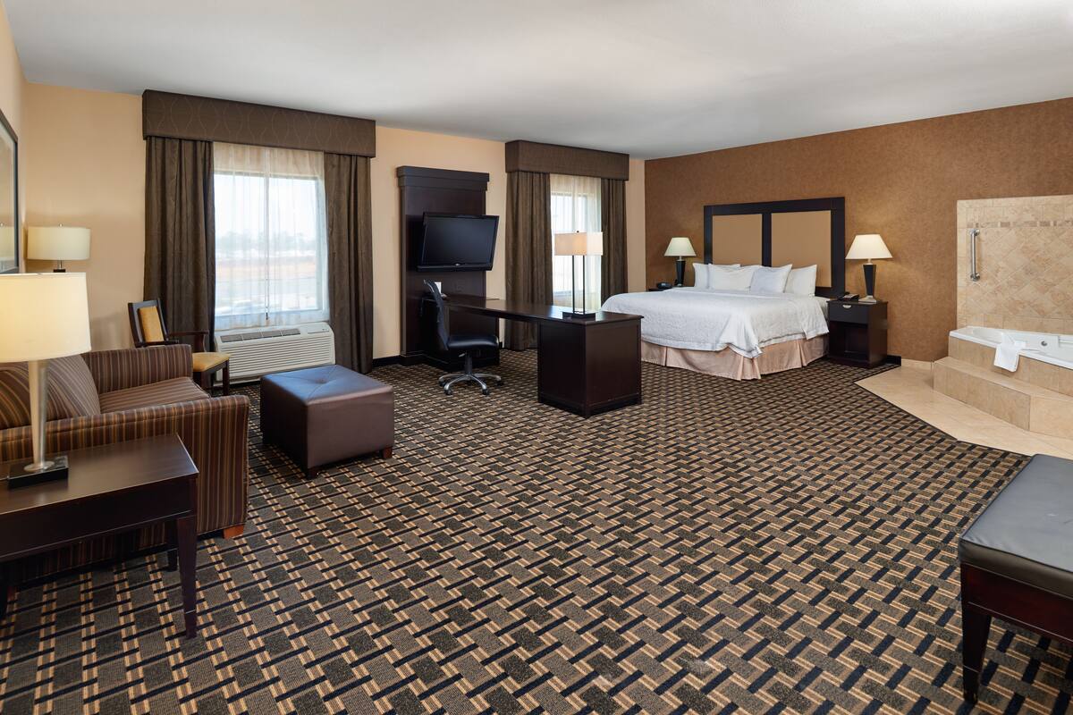 One king studio whirlpl non smoking | In-room safe, desk, laptop workspace, iron/ironing board