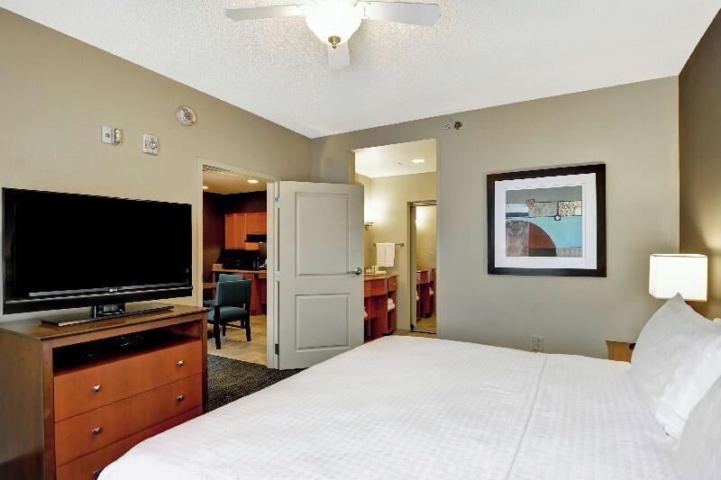 Cortinas opacas, tabla de planchar con plancha, wifi gratis