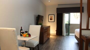 Premium bedding, desk, iron/ironing board, free WiFi