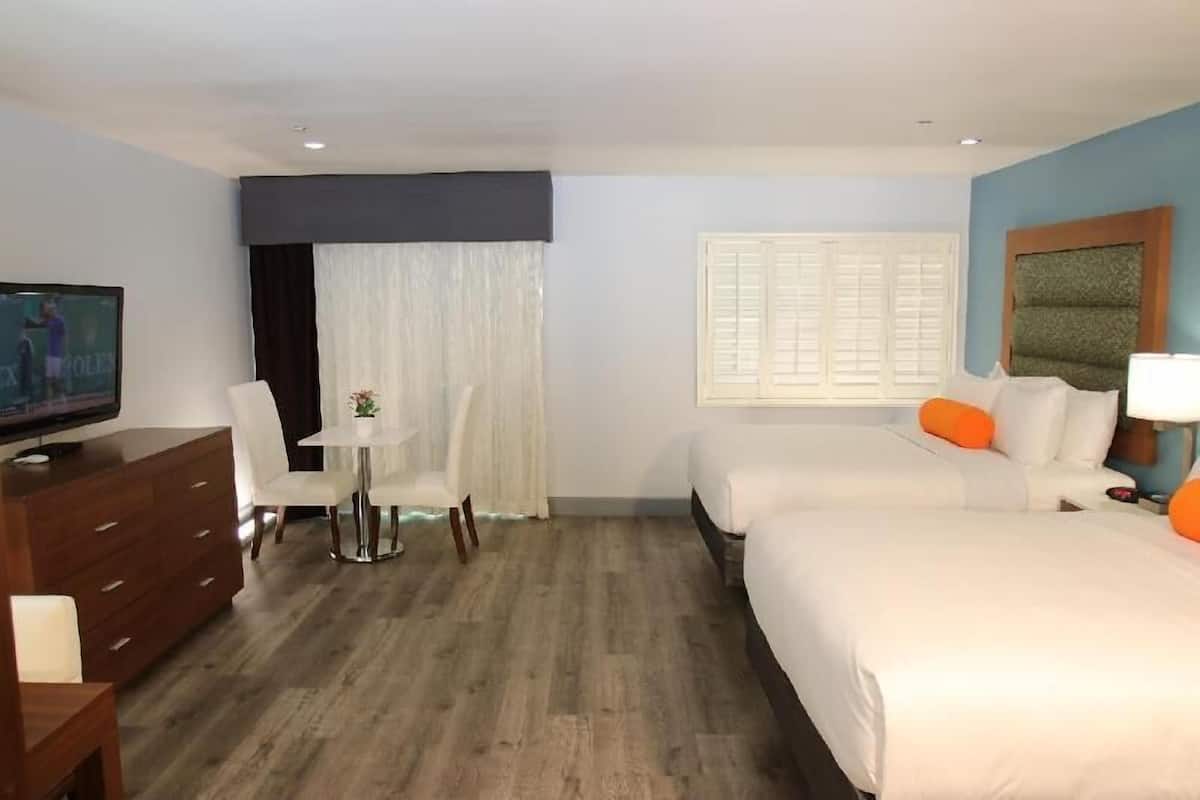 Premium bedding, desk, iron/ironing board, free WiFi