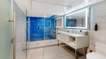 Deluxe Suite, 1 King Bed, Non Smoking | Premium bedding, desk, iron/ironing board, free WiFi