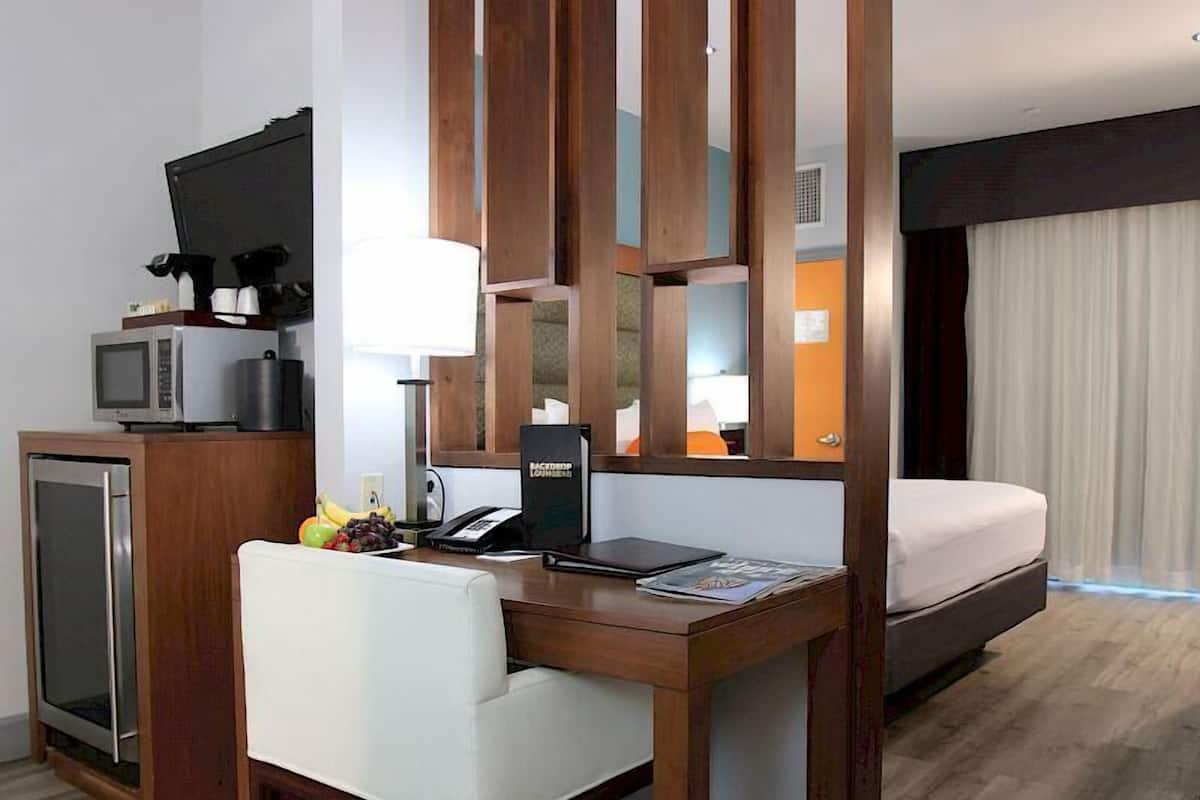 Premium bedding, desk, iron/ironing board, free WiFi