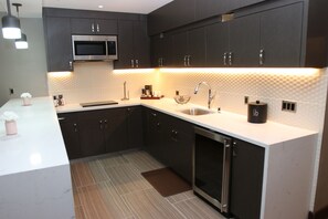 Suite Deluxe, 1 trÚs grand lit, non-fumeur | Cuisine privée | Mini-réfrigérateur, four à micro-ondes, cafetiÚre-théiÚre