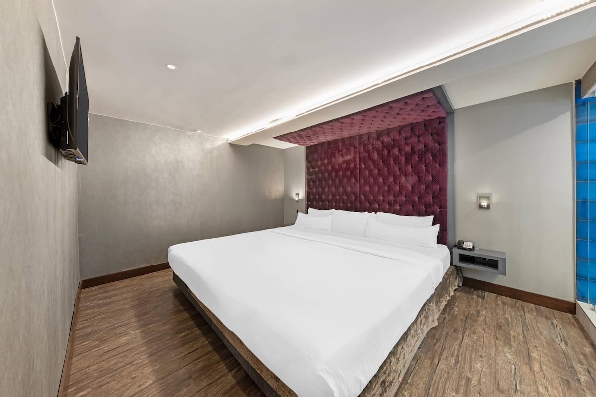 Deluxe Suite, 1 King Bed, Non Smoking | Premium bedding, desk, iron/ironing board, cots/infant beds