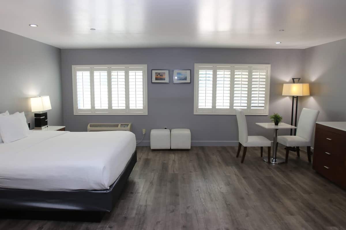 Suite, 1 kingsize bed, niet-roken (Accessible) | Luxe beddengoed, een bureau, een strijkplank/strijkijzer, gratis wifi