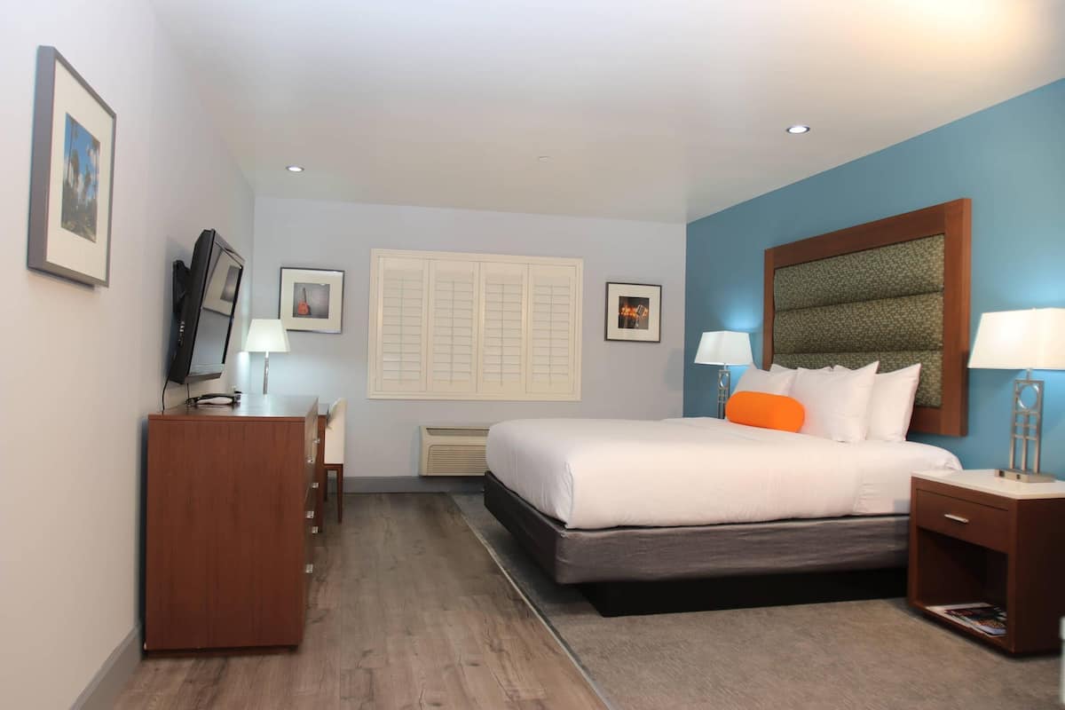 Deluxe kamer, 1 kingsize bed, niet-roken | Luxe beddengoed, een bureau, een strijkplank/strijkijzer, gratis wifi