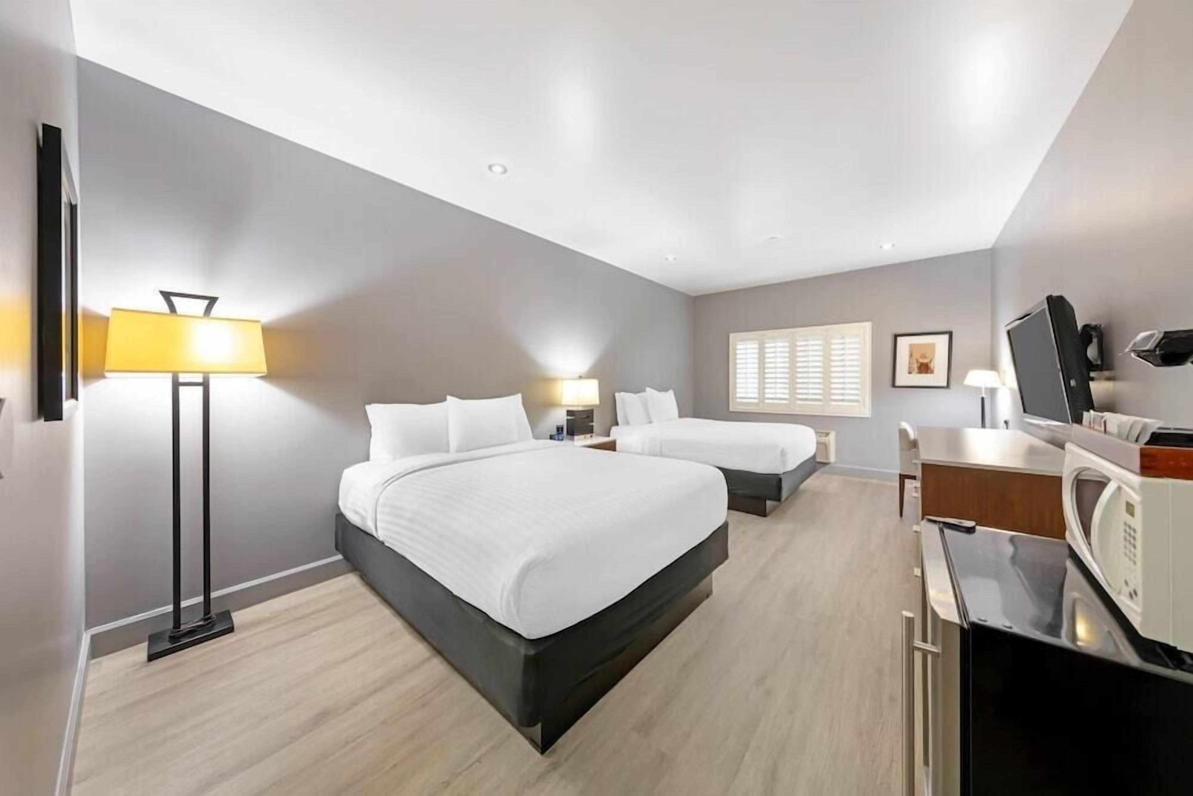 Premium bedding, desk, iron/ironing board, free WiFi