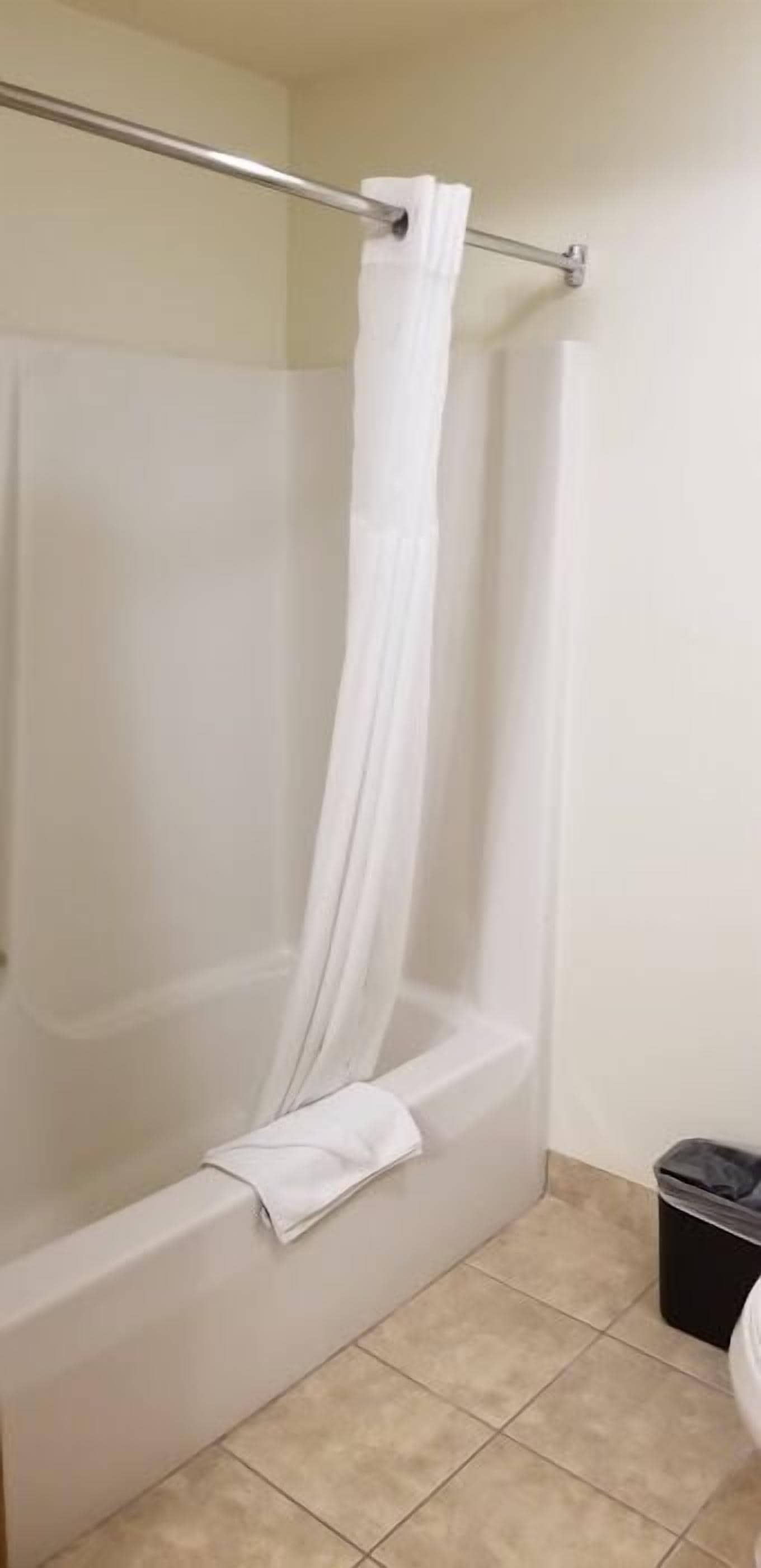 Ensemble douche/baignoire, serviettes fournies