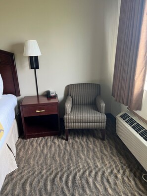 Cortinas opacas, tabla de planchar con plancha, cunas gratuitas