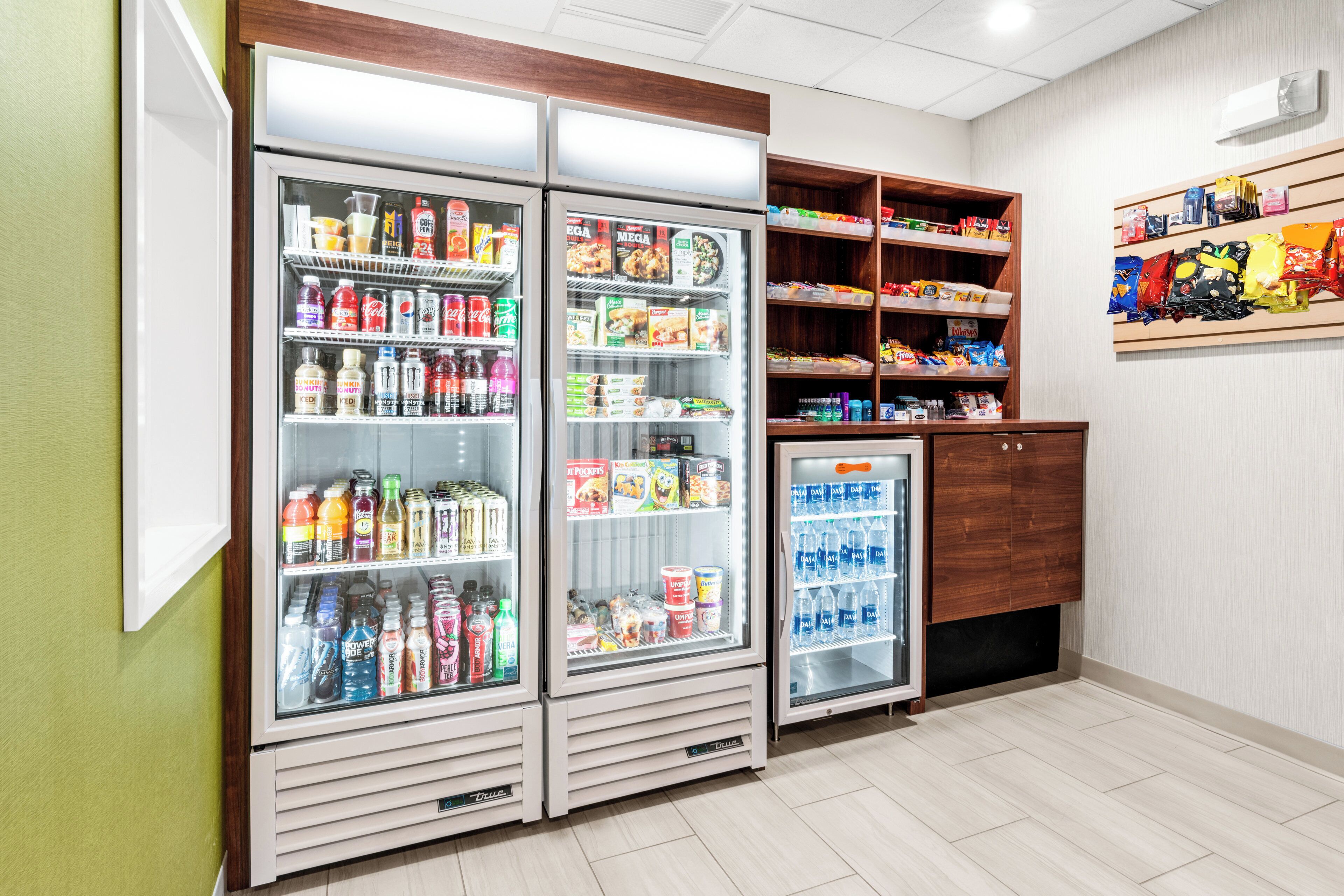 Un espace de vente proposant plusieurs distributeurs de boissons et des présentoirs de snacks.