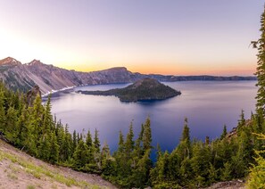 A mountainous landscape with a large lake, surrounded by dense forests and rocky terrain. - Holiday Inn Express & Suites Klamath Falls Central by IHG (Klamath Falls)