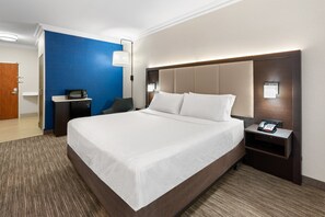 خزنة داخل الغرفة ومكتب ومساحة عمل للكمبيوتر المحمول ومكواة/لوح كي