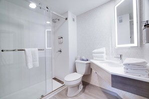 Duschwanne, kostenlose Toilettenartikel, Haartrockner, Handtücher