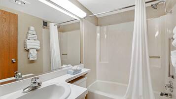 Room, 1 Katil Raja (King), Non Smoking (Upgrade) | Meja, ruang kerja komputer riba, langsir/tirai gelap terus, kalis bunyi