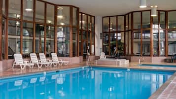 Indendørs pool, åben fra kl. 09.00 til kl. 23.00, liggestole