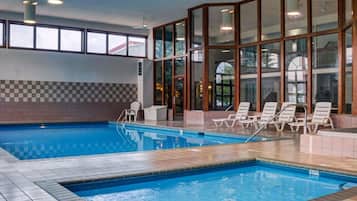 室内游泳池,09:00 至 23:00 开放,日光浴躺椅