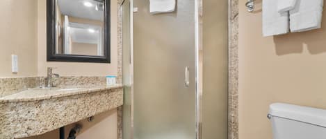 Bañera con ducha, secador de pelo, toallas