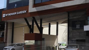 Un edificio moderno con un llamativo letrero 'WYNDHAM GARDEN'.
