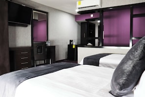 In-room safe, desk, iron/ironing board, free WiFi - Wyndham Garden Aguascalientes Hotel & Casino (Aguascalientes)