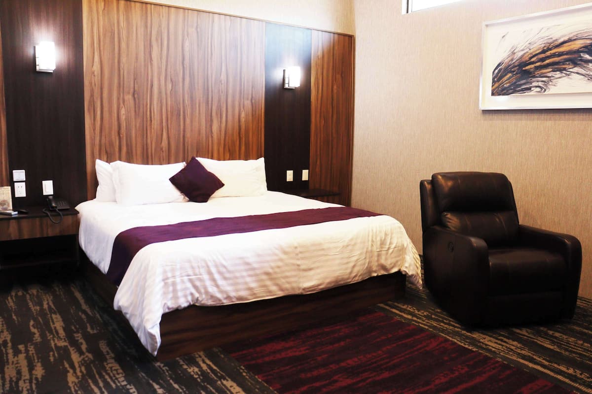 Phòng Suite, 1 giường cỡ king, không hút thuốc | Két bảo mật tại phòng, bàn, bàn ủi/dụng cụ ủi quần áo 