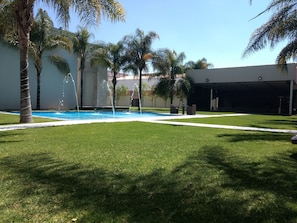 Outdoor pool - Wyndham Garden Aguascalientes Hotel & Casino (Aguascalientes)