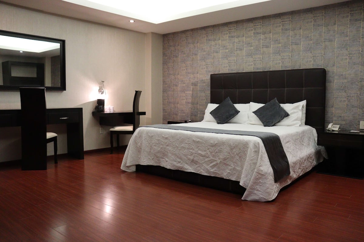 Habitación, 1 cama King size, para no fumadores | Caja de seguridad en la habitación y escritorio