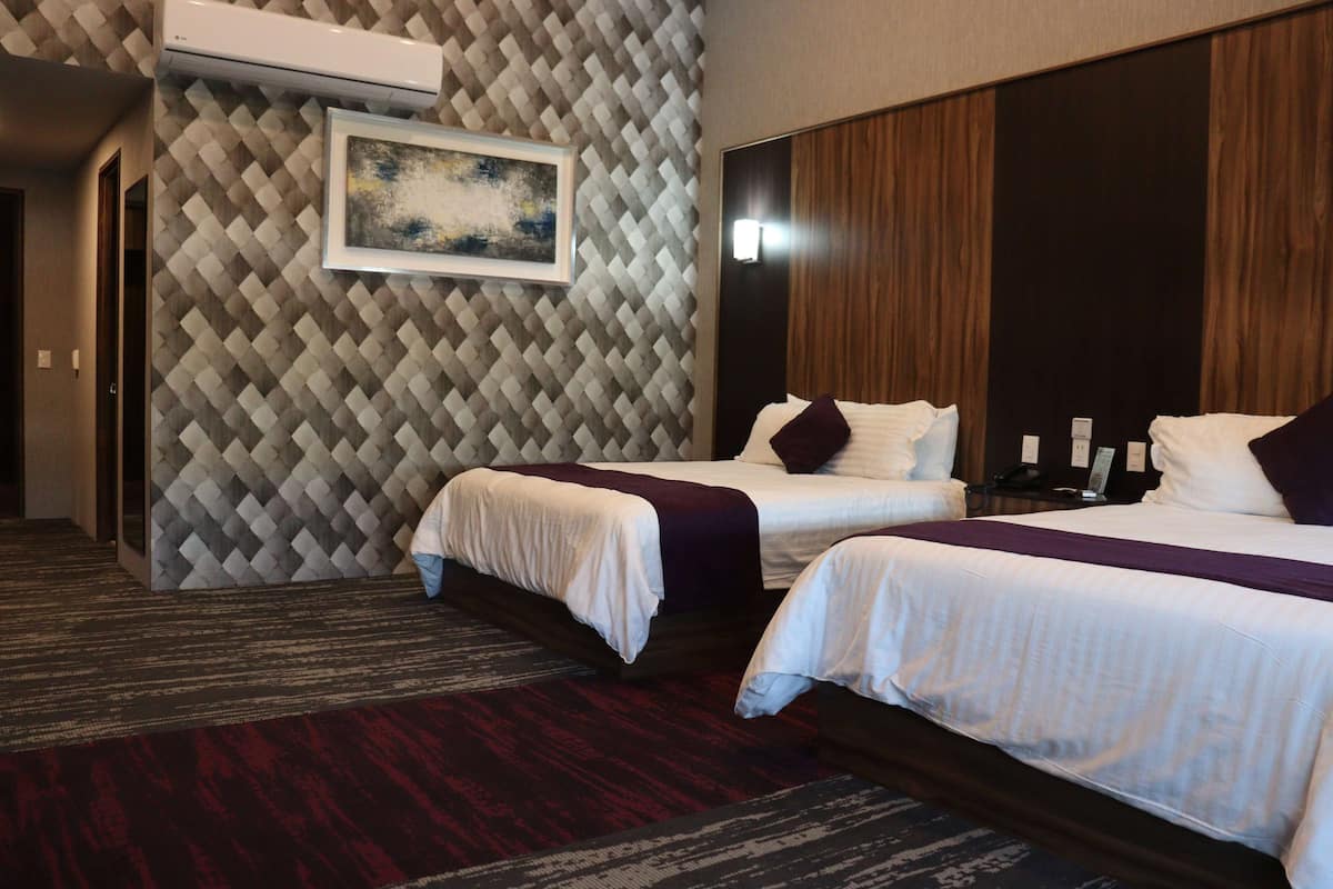 Phòng Suite, 2 giường đôi, không hút thuốc | Két bảo mật tại phòng, bàn, bàn ủi/dụng cụ ủi quần áo 
