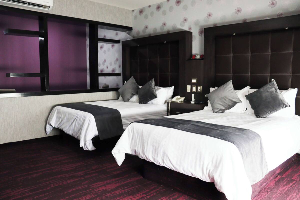 Phòng Suite, 2 giường đôi, không hút thuốc | Két bảo mật tại phòng, bàn, bàn ủi/dụng cụ ủi quần áo 