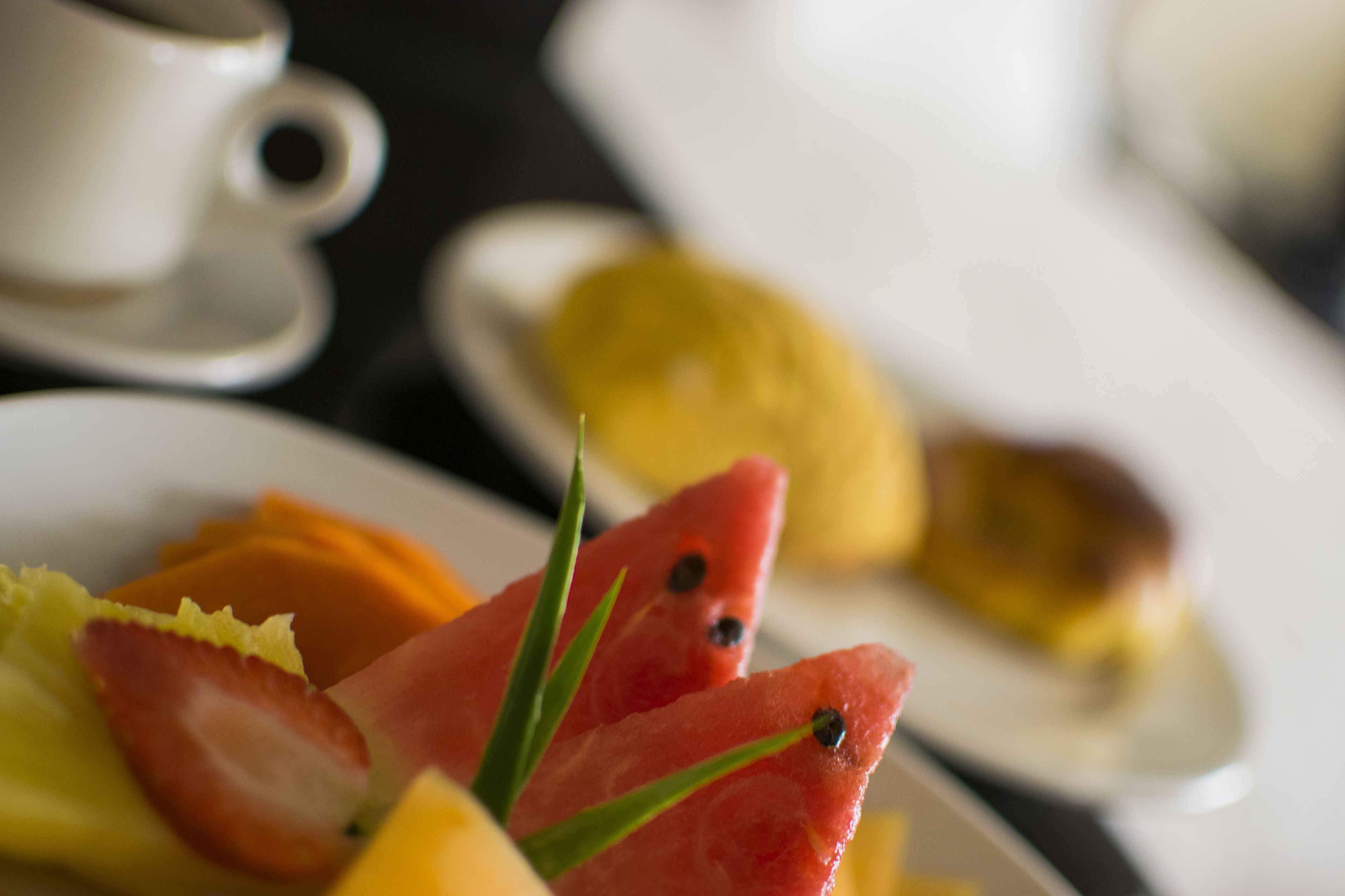 Eine Nahaufnahme eines Obsttellers mit Wassermelone, Erdbeeren und anderem Obst.