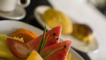 Eine Nahaufnahme eines Obsttellers mit Wassermelone, Erdbeeren und anderem Obst.