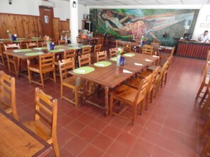 Frühstück, Mittagessen, Abendessen, regionale Küche
