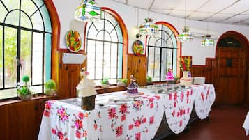 Se sirven desayunos, comidas, cenas y cocina regional