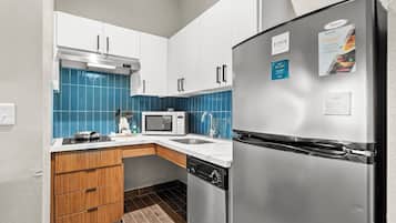 Cofres nos quartos, escrivaninha, espaço de trabalho para notebook