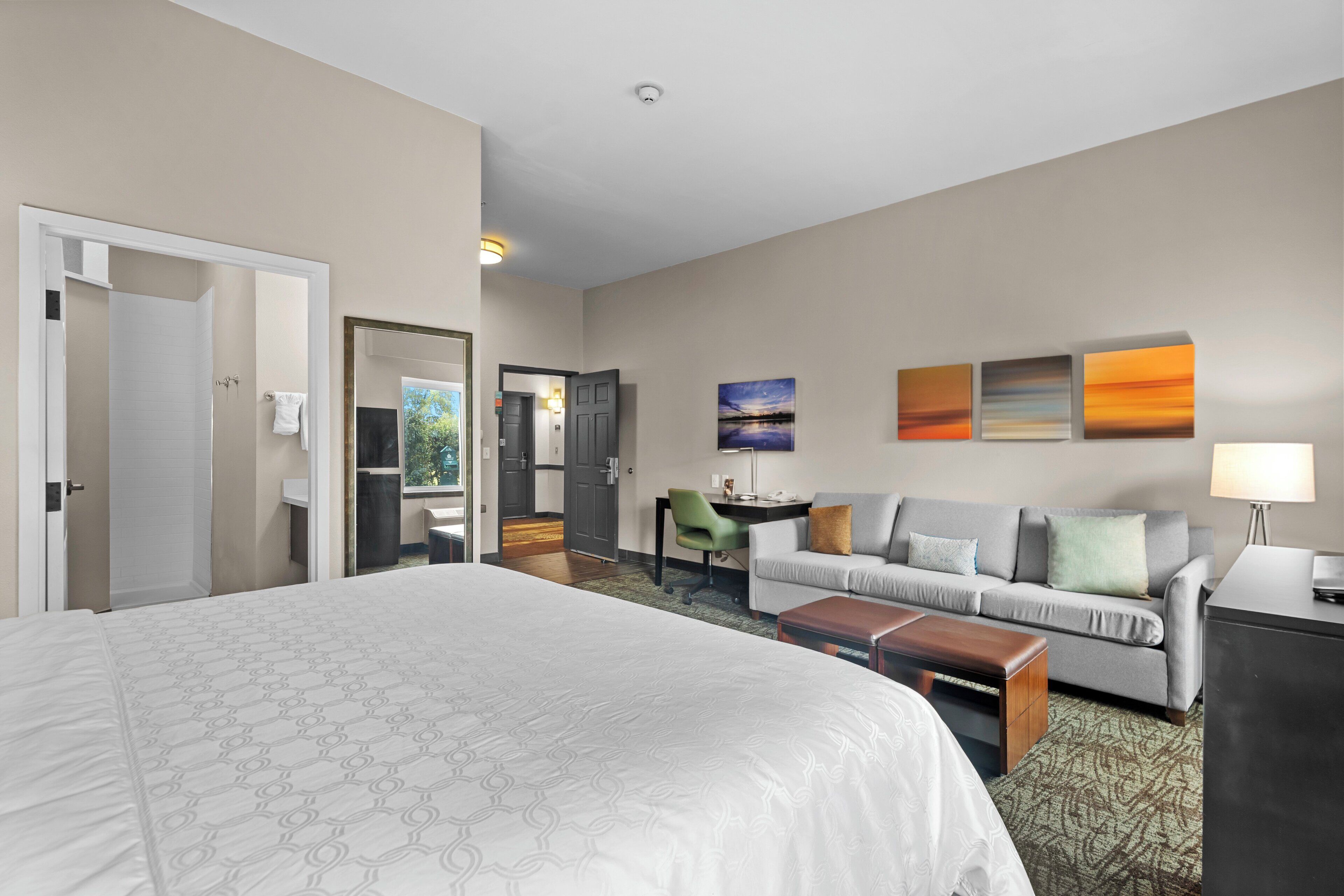 Cofres nos quartos, escrivaninha, espaço de trabalho para notebook