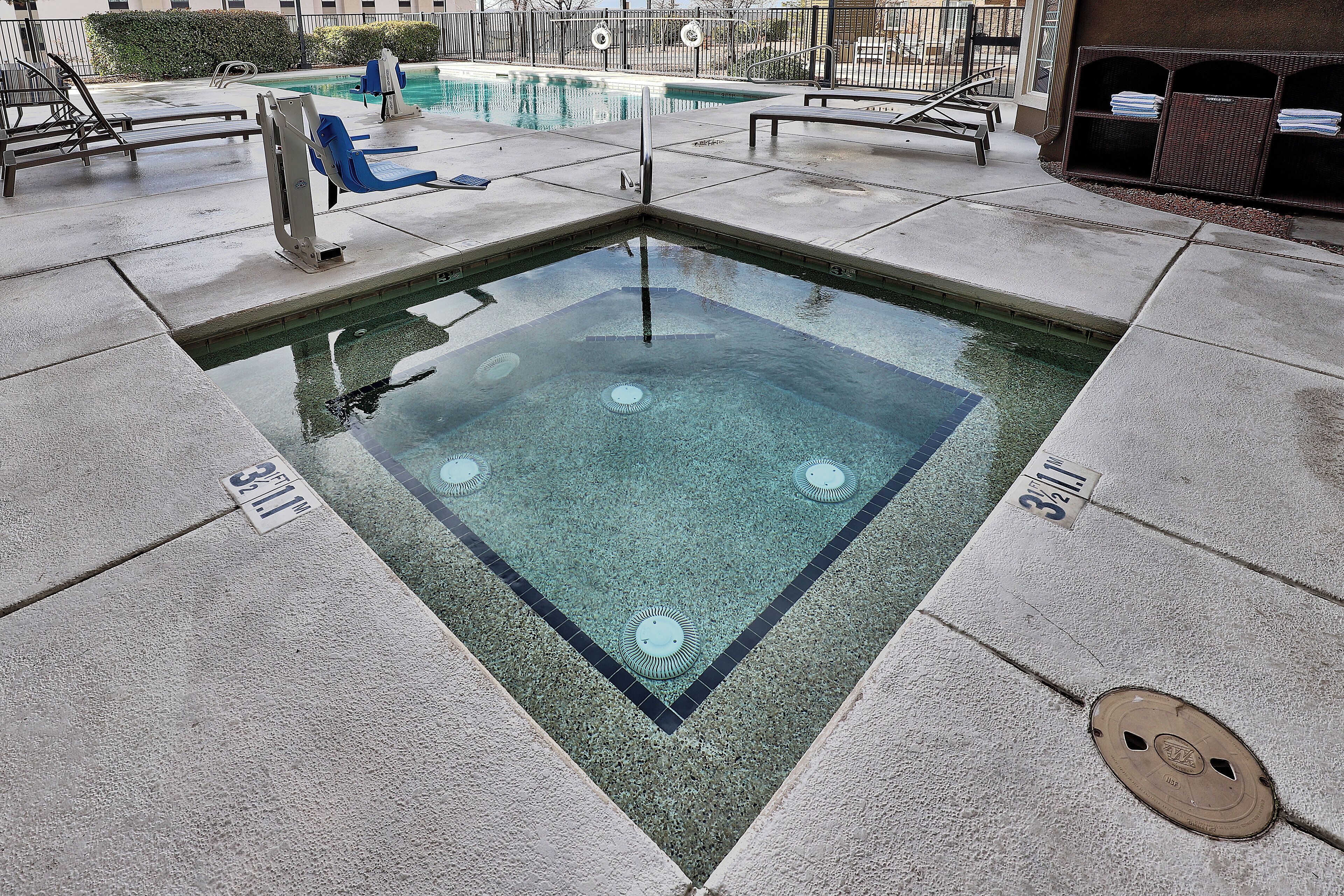 seasonal outdoor pool, open 8:00 am to 10:00 pm, pool loungers