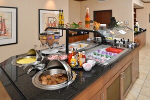 Free buffet breakfast  - Staybridge Suites Albuquerque - Airport by IHG (Albuquerque)