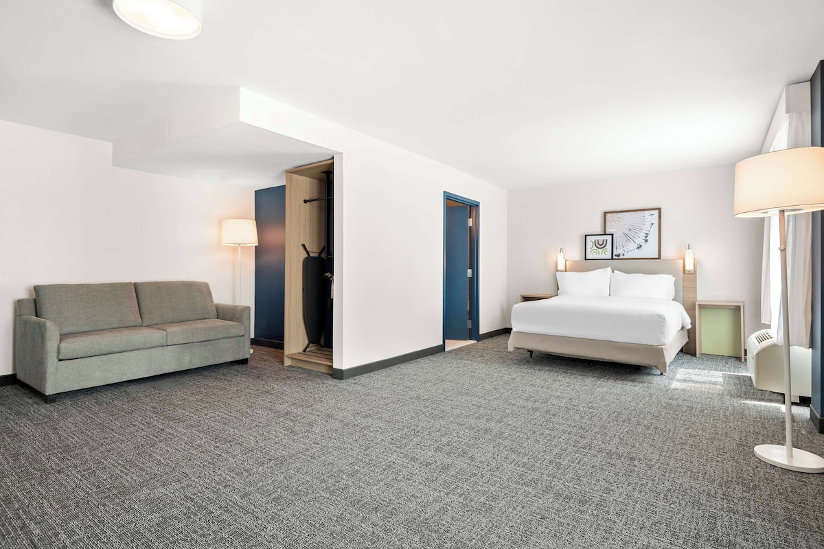 Room, 1 Queen Bed, Accessible, Bathtub (Mobility, Wet Bar) | Living area | Flat-screen TV