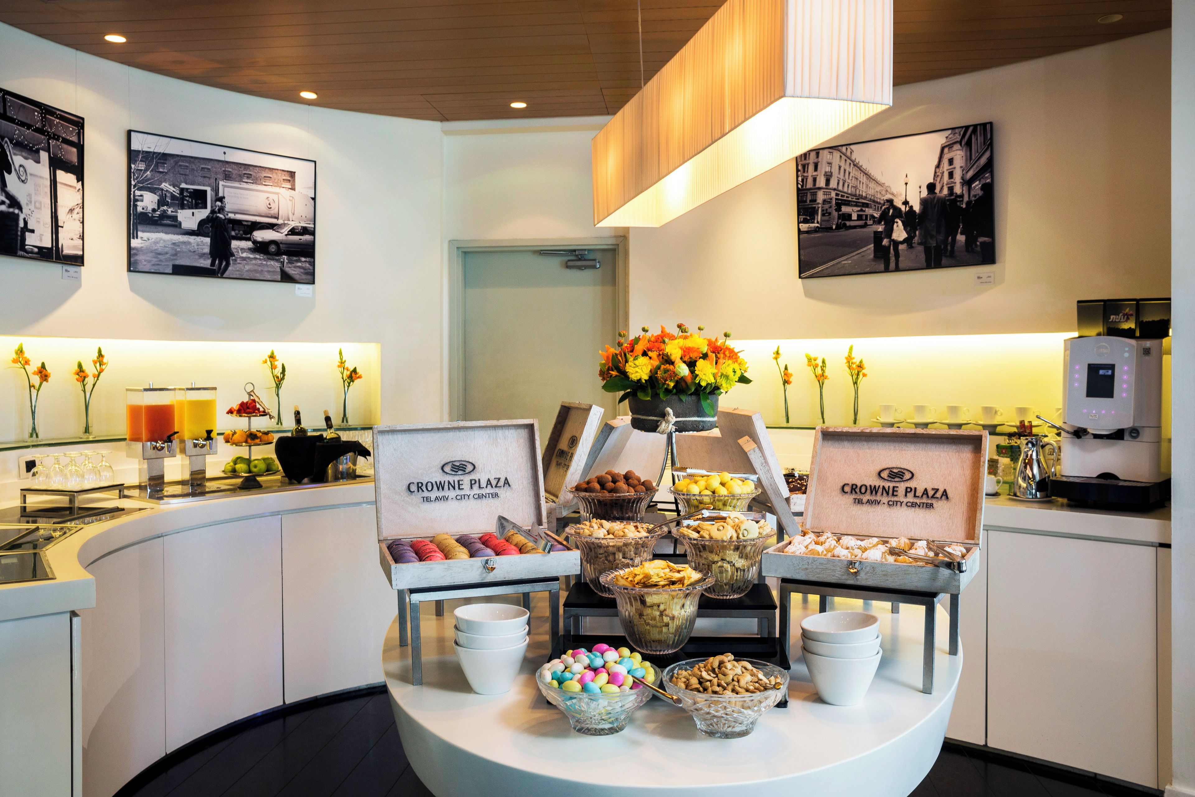 Un buffet de petit-déjeuner proposant divers plats et une machine à café.