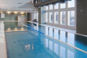 室內泳池;場內有救生員當值