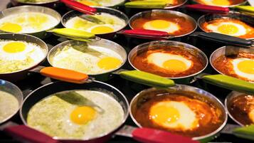 Plusieurs casseroles contenant des œufs et des sauces.