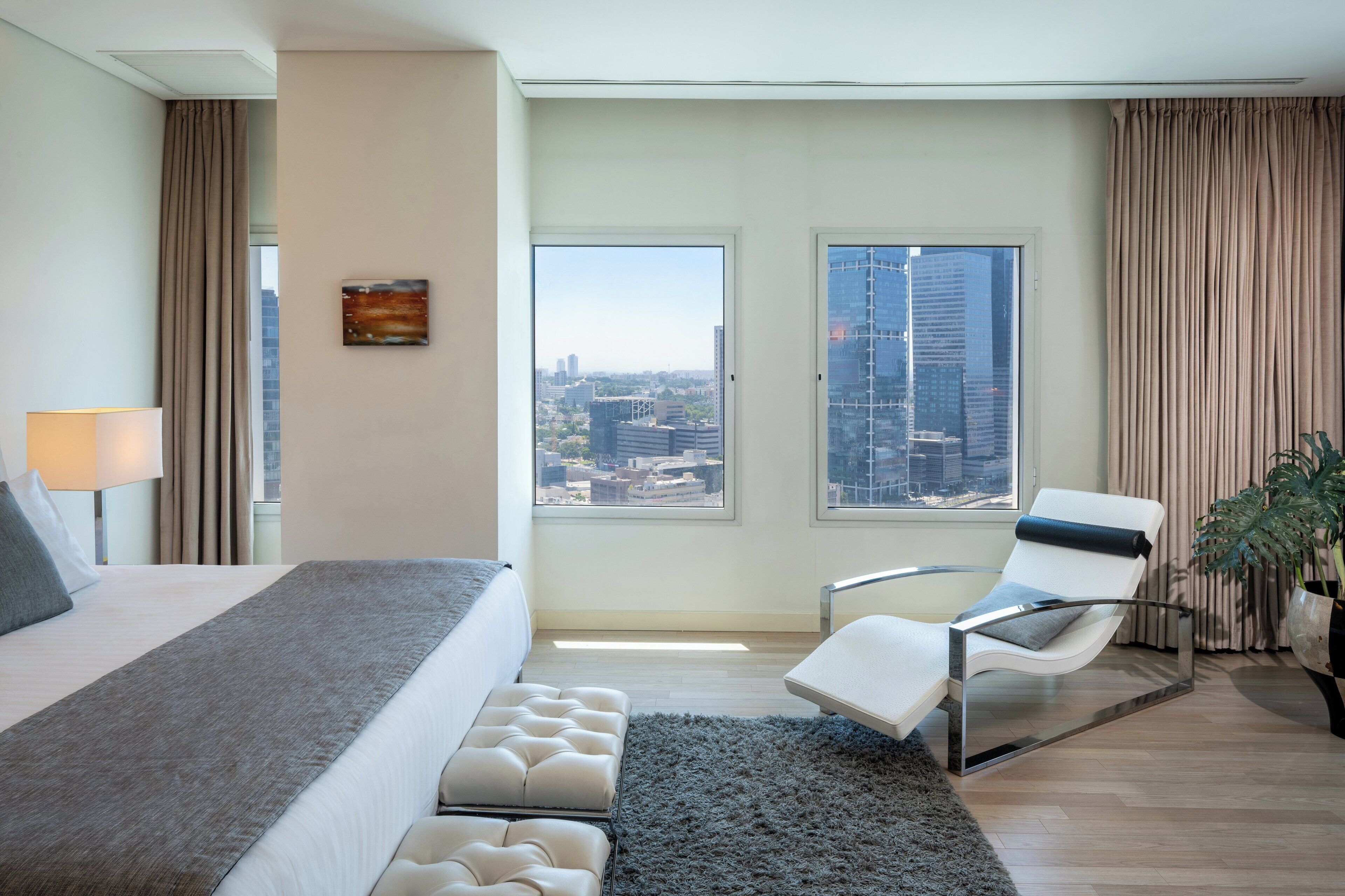 高档床上用品、加厚床垫、迷你吧、客房内保险箱