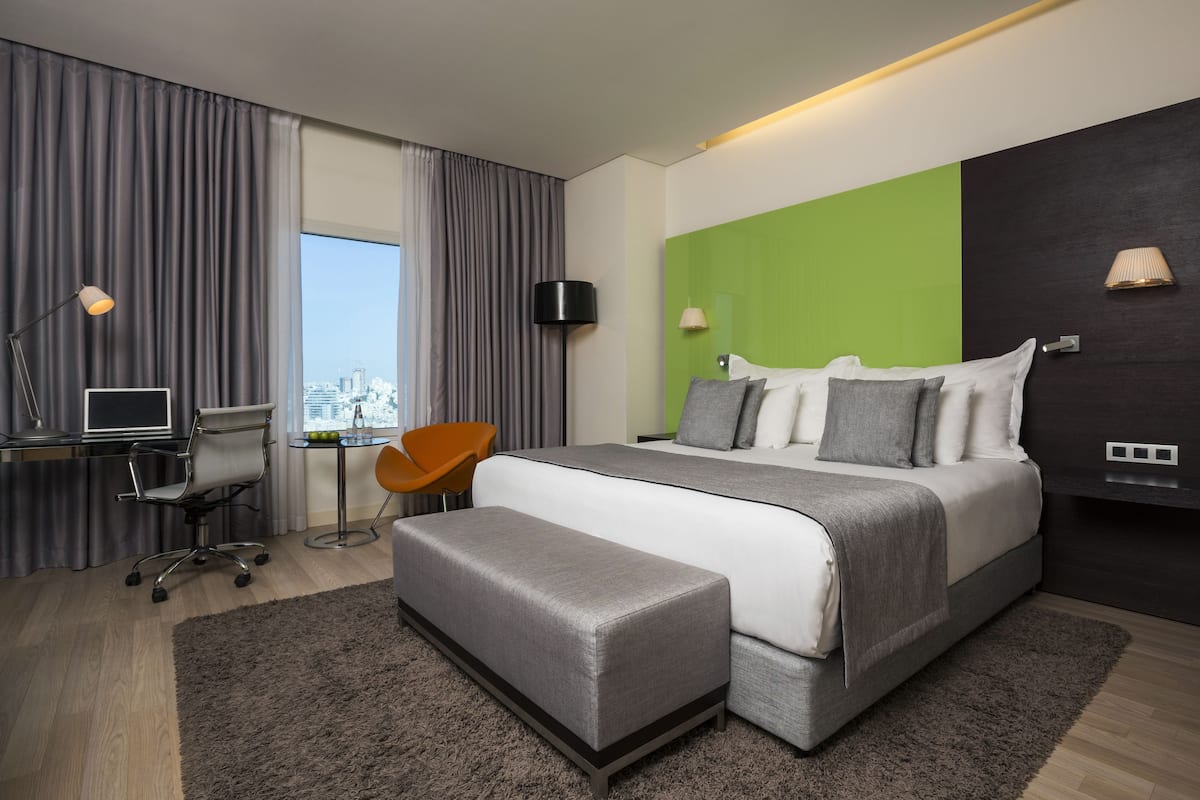Luxe beddengoed, pillowtop-bedden, een minibar, een kluis op de kamer