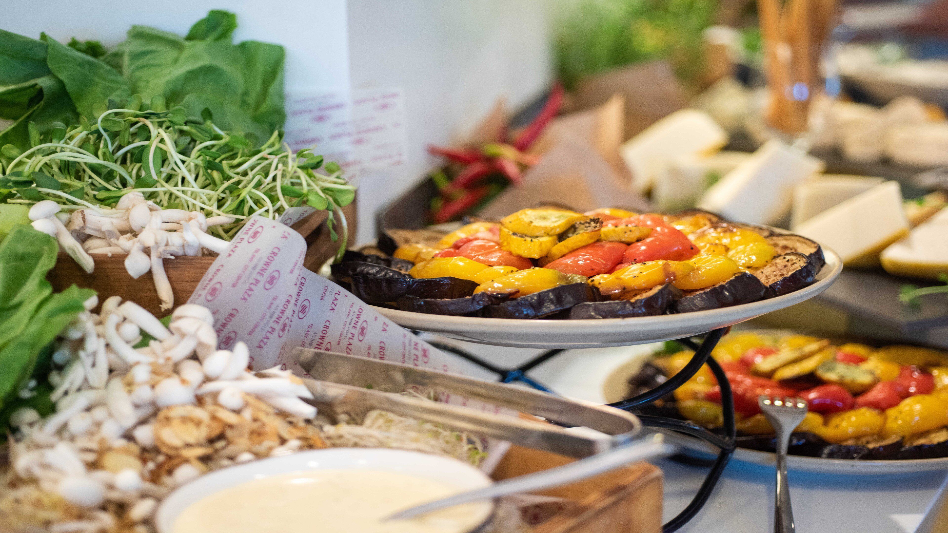 Une variété d’aliments, notamment des légumes et des champignons, sont disposés sur une table.