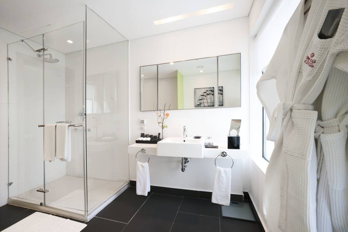 Een aparte badkuip en douche, gratis toiletartikelen, een haardroger